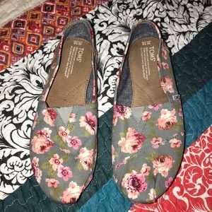 TOMS Shoes • Gray/Pink Floral • Women’s Size 10